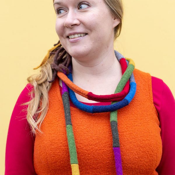 Raituli-kaulakoru, villakangaspalasista tehty värikäs kaulakoru