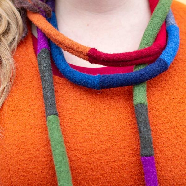 Raituli-kaulakoru, villakangaspalasista tehty värikäs kaulakoru