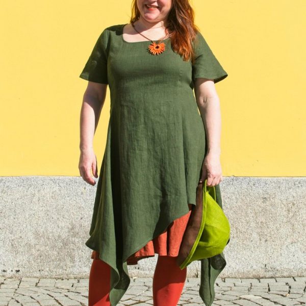 Vihreä pellavainen mekko, jossa epäsymmetrinen kaunis liehuva helma ja lyhyet hihat